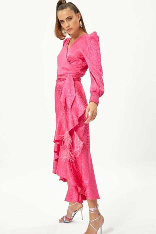 El vestido de leopardo rosa de Laura Matamoros es largo y se adorna con volantes.