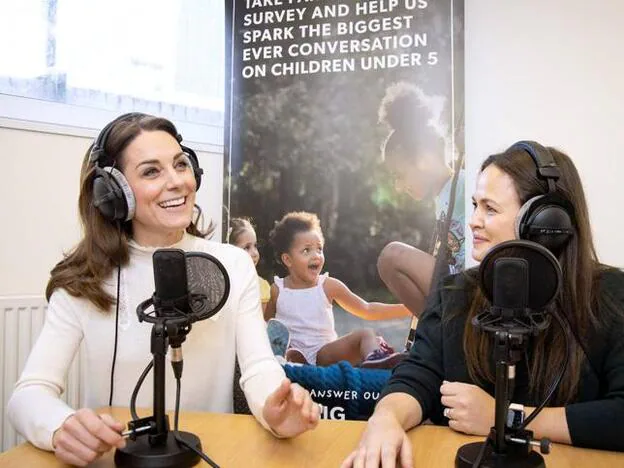 Kate Middleton en el espacio 'Happy Mum, Happy Baby' junto a Giovanna Fletcher./gtres