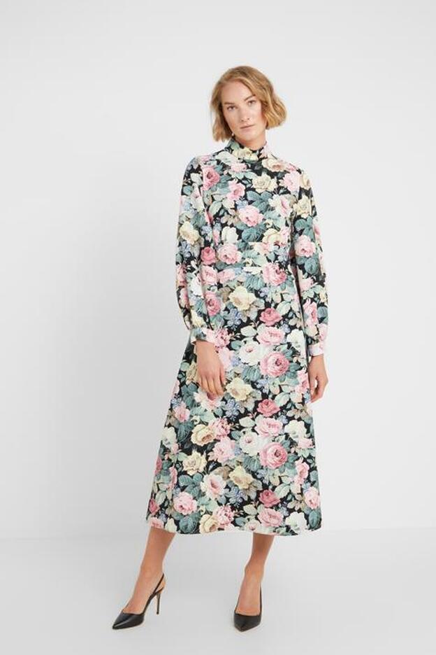 Otro vestido de flores grandes y cuello subido, disponible en Zalando.