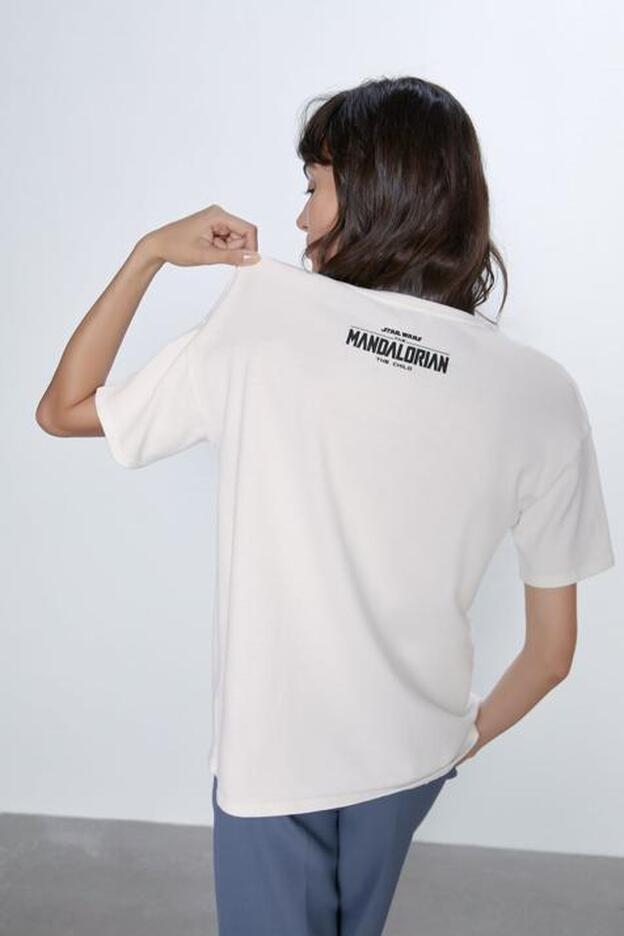La trasera d ela camisetas, con la licencia de Disney.