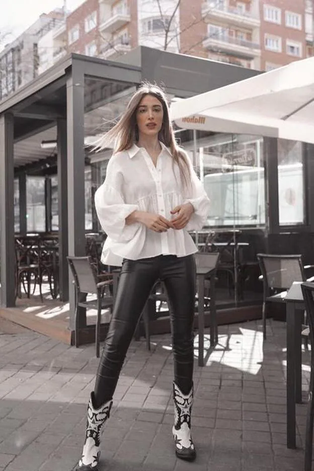 Teresa Bass tiene la blusa perfecta para todos tus looks con jeans y efecto  piel | Mujer Hoy