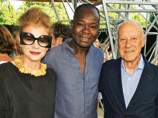 Elena Ochoa Foster, con Norman Foster y el arquitecto burkines Francis Kéré.