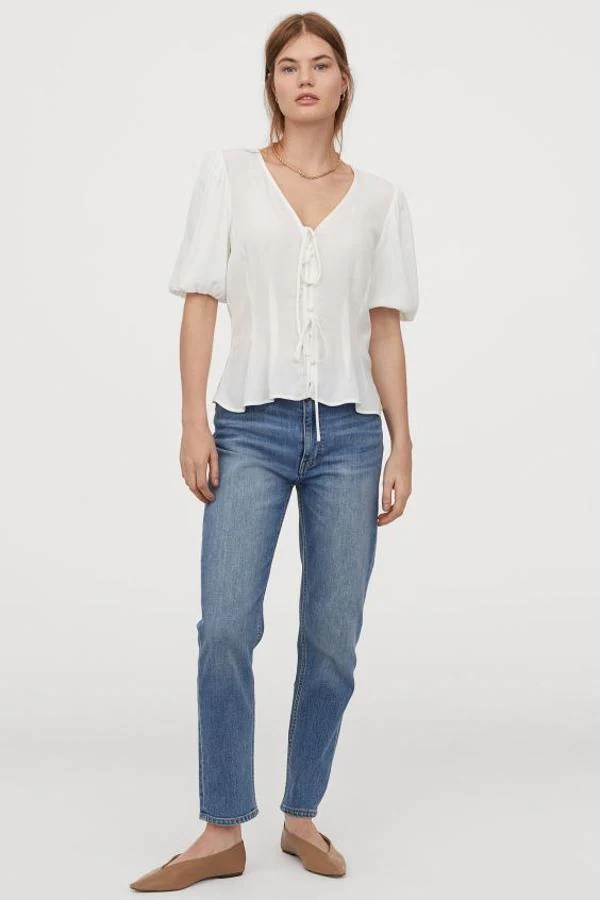 Establecimiento Oculto retirarse Fotos: Once blusas blancas la última tendencia que vas a querer ya en tu  armario | Mujer Hoy
