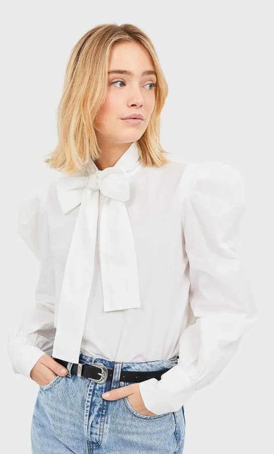 Establecimiento Oculto retirarse Fotos: Once blusas blancas la última tendencia que vas a querer ya en tu  armario | Mujer Hoy