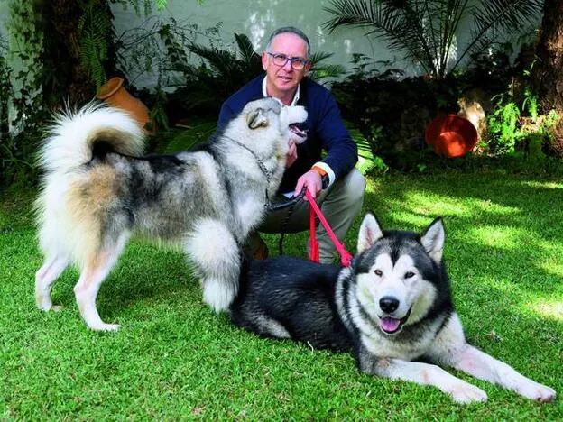 Manuel Clavo junto a dos de sus perros./A. m. cárdenas