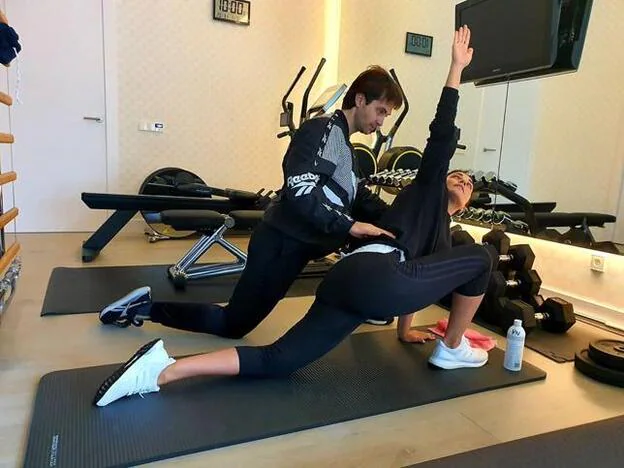 Paula Echevarría sí sabe estirarse. Si además quieres conocer las posturas de yoga favoritas de las famosas, pincha en la foto./instagram