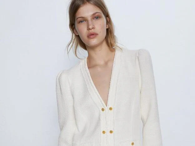 aventuras diferente a Ciego Zara tiene el vestido de tweed blanco con botones dorados y mangas  abullonadas más bonito (y low cost) de la temporada | Mujer Hoy
