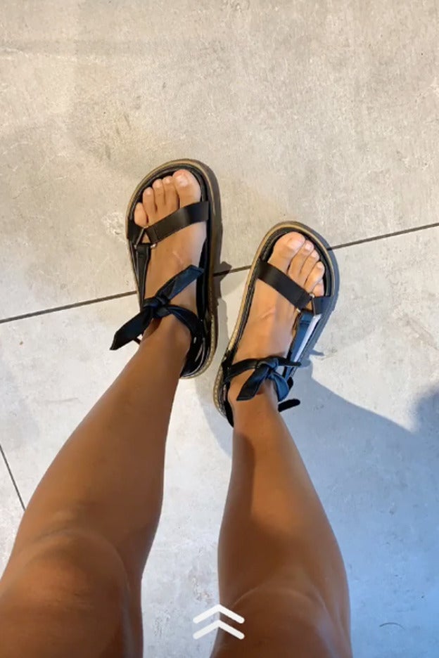 Las sandalias de trekking que lleva Belén Hostalet son de la marca Aloha.