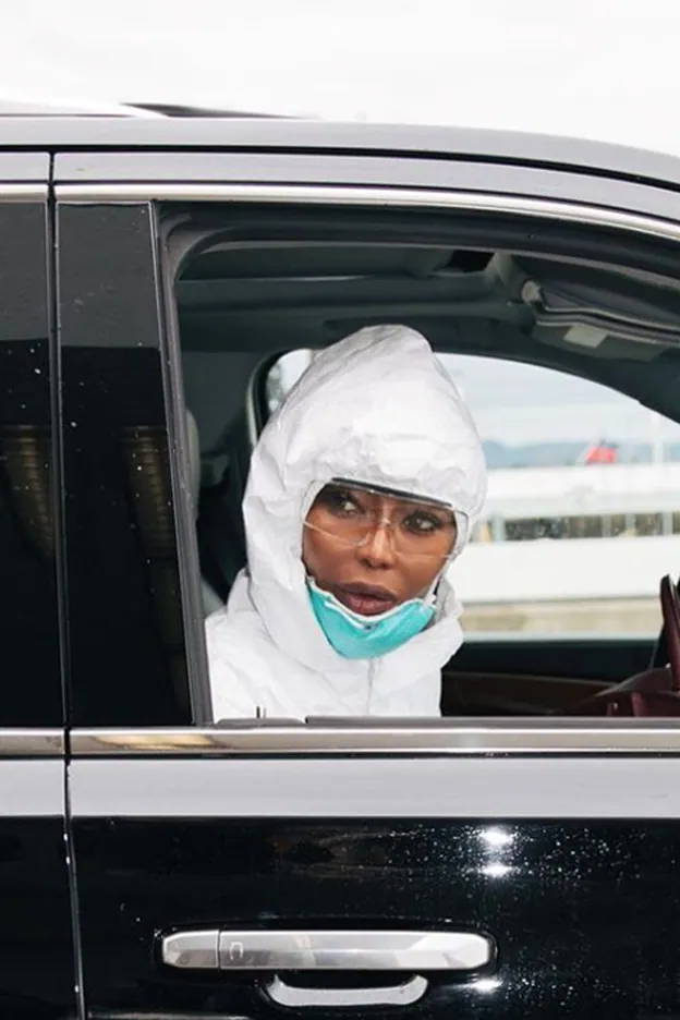 Naomi Campbell a su llegada al aeropuerto de Los Ángeles, con su traje anti contagios.