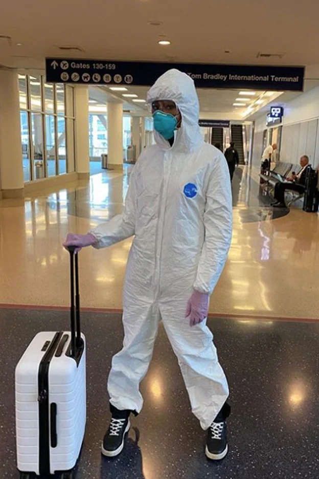 Mono, mascarilla y guantes para evitar en lo posible el contagio de coronavirus en esa zona de riesgo que es el aeropuerto.