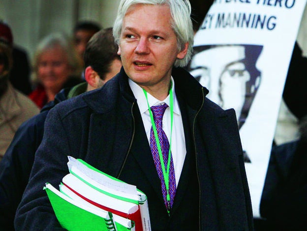 Assange a la salida del jucio en Londres./d.r.