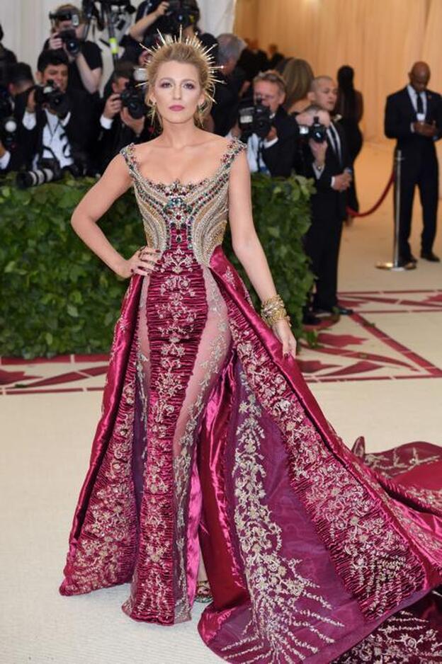 Blake Lively en la gala del MET del 2018 con un vestido de Versace.