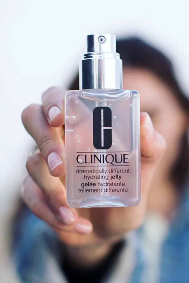 Clinique Dramatically Different Hydrating Jelly se absorbe rápidamente.