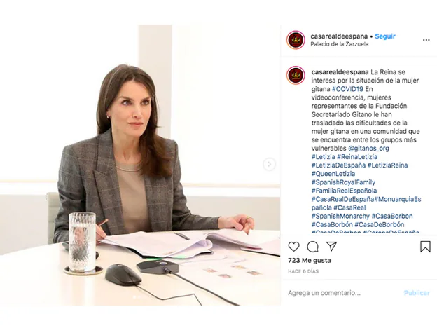 En el perfil de Instagram de la Casa Real podemos ver a la Reina Letizia luciendo las canas de su melena en su despacho de Zarzuela.