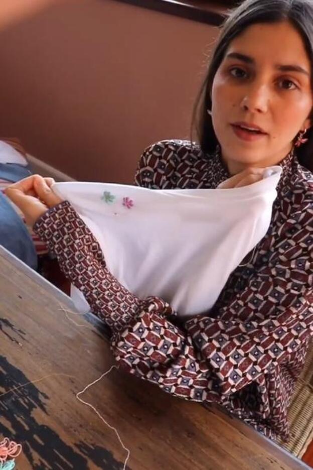 María mostrando la customización de una camiseta.