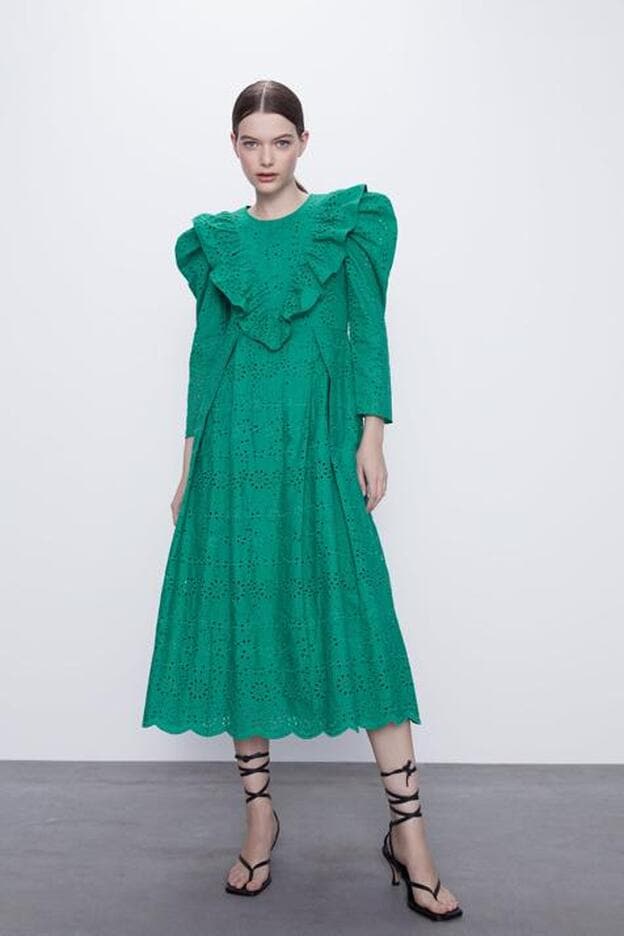 Vestido midi en color verde con calados de Zara inspirado en el diseño de primavera/verano de Erdem.