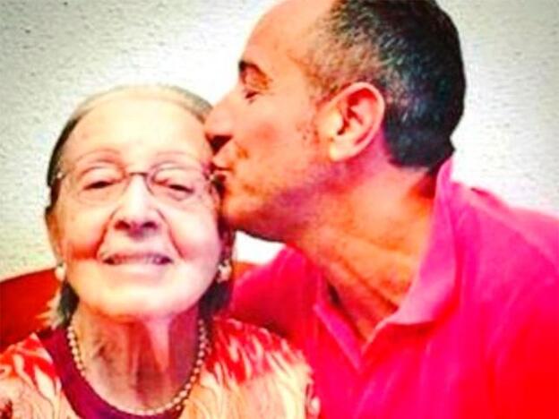 Esta es la imagen con la que Víctor Sandoval se ha despedido de su madre. Pincha sobre la foto para ver los famosos que nos han dejado este año./instagram.