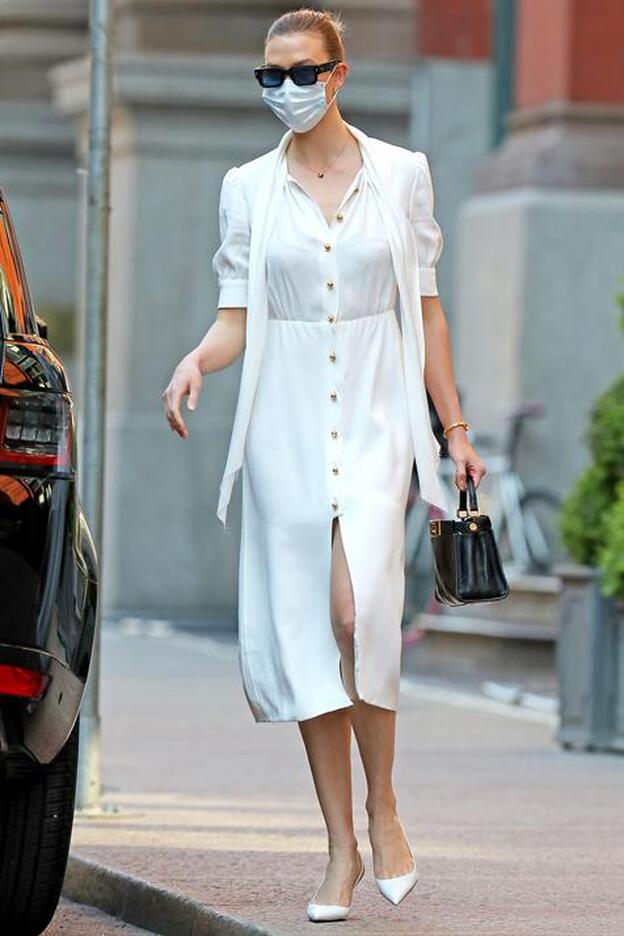 La modelo Karlie Kloss paseando por las calles de Nueva York.