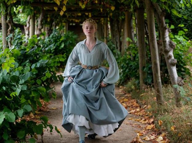 Elle Fanning, la zarina Catalina la Grande en 'The Great' (Starzplay). Pincha en la galería para ver otros vestuarios de ensueño en ocho películas./starzplay