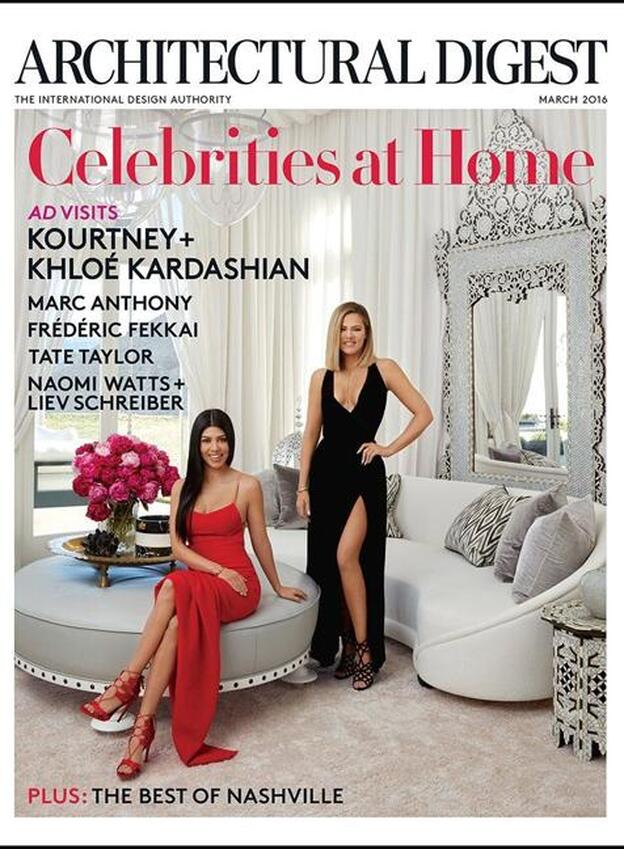 Así posaban Khloé y Kourtney en la portada de la revista en marzo de 2016.