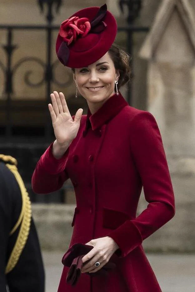 En marzo pasado, en el Día de la Commonwealth, Kate Middleton llevó un abrigo granate con tocado a juego de Catherine Walker.