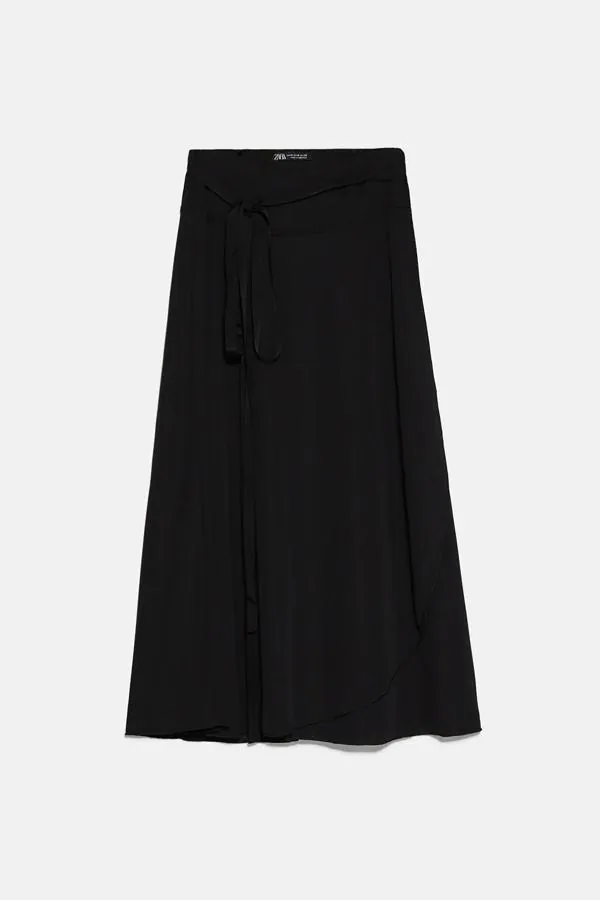peor Groseramente Tormenta Fotos: Zara tiene las 12 faldas negras que necesitas para tus looks de  verano | Mujer Hoy