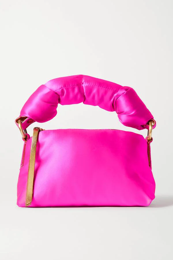 Fotos: El bolso que más favorece y que mejor combina con cualquier look es  de color rosa | Mujer Hoy