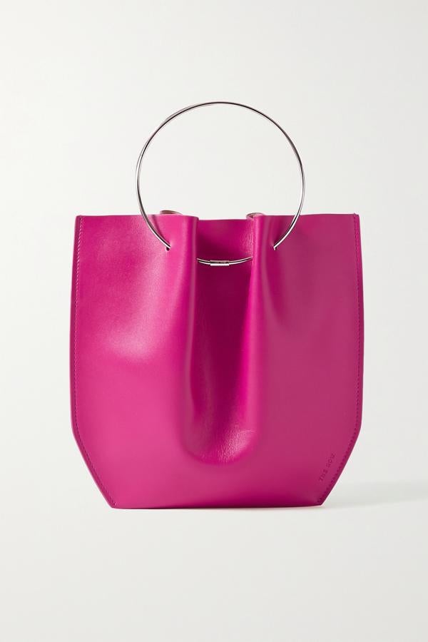 El bolso que más favorece y que mejor combina con cualquier look es de color rosa