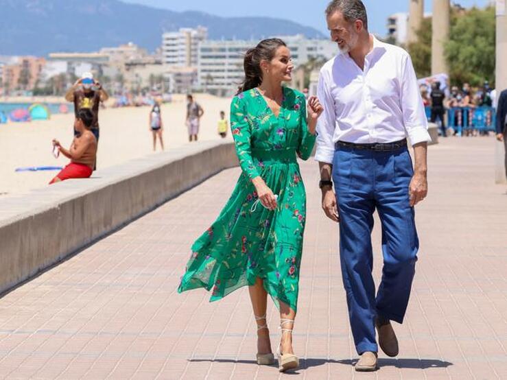 7 alpargatas con cuña para copiar el calzado de verano favorito de la Reina Letizia (y algunas están rebajadas)