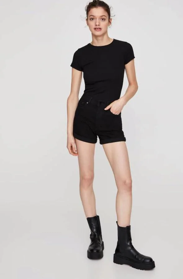 Fotos: Shorts negros y rebajados de Zara, Bershka y Pull&Bear que alargan las piernas y quedan perfectos con sandalias planas | Mujer Hoy
