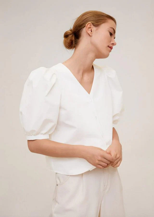 Fotos: Las blusas blancas perfectas para cualquier estilo que todavía puedes comprar rebajadas Mango por menos 20 | Mujer Hoy