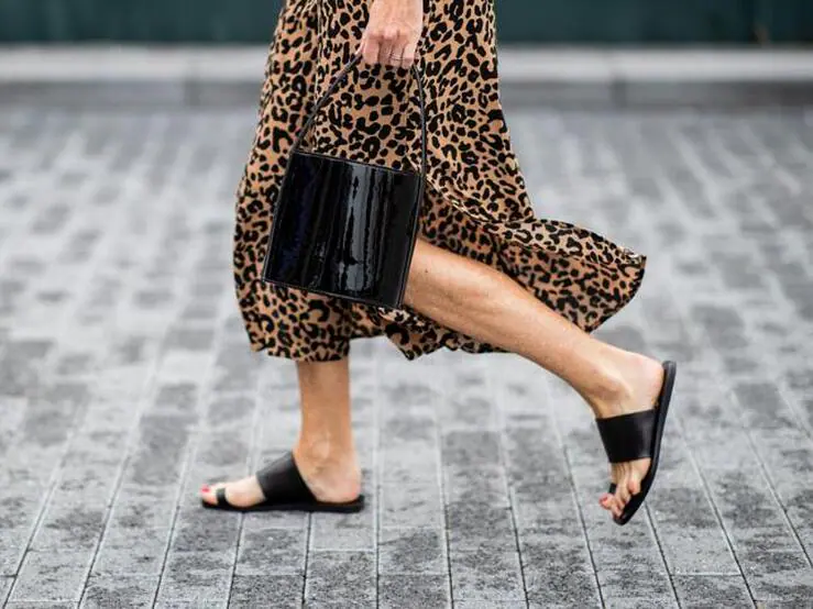 Fotos: 12 sandalias planas diferentes pero con algo en común: son de rebajas, alargan las piernas y son ultra cómodas | Mujer