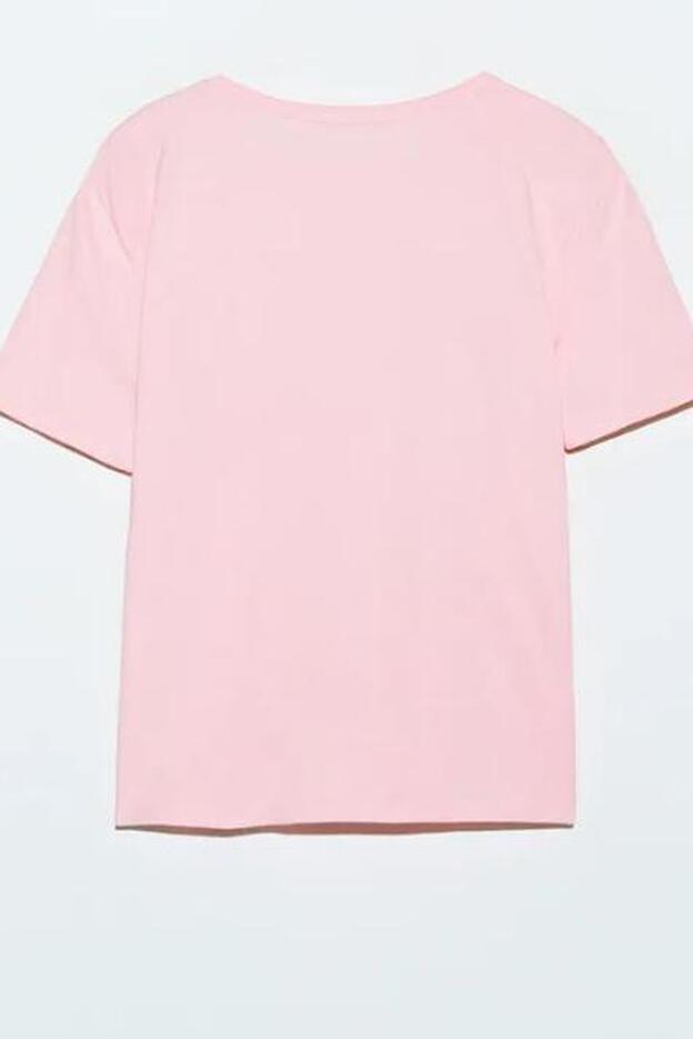 Camiseta con mensaje de la nueva colección de Zara (7,95 euros).