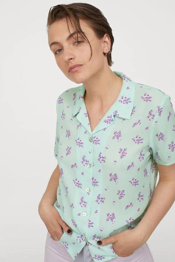 Nueve blusas camisas de manga corta que vienen un estampado lleno de personalidad y estilo | Mujer Hoy