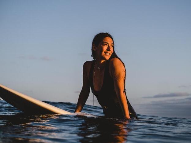 La surfista Garazi Sánchez en su medio natural, el mar./subaru