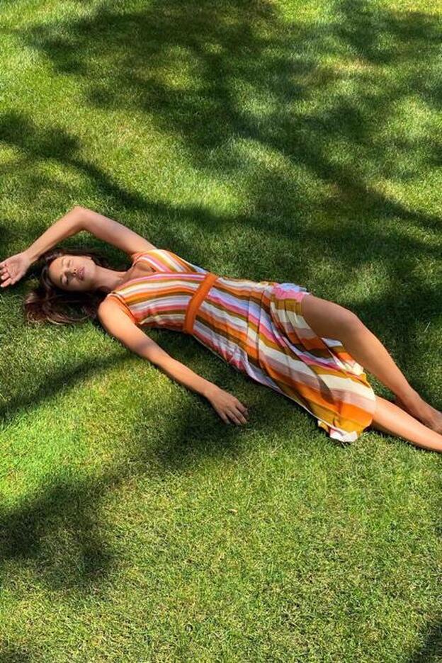 La modelo Irina Shayk, con el vestido de rayas que inspira nuestro armario vacacional.