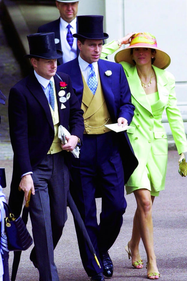 Maxwell acompañando al príncipe Andrés en la carrera de Ascot.