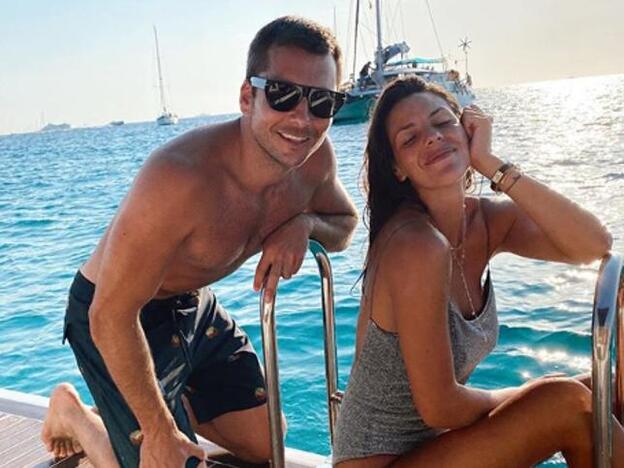 Laura Matamoros y Benji Aparicio durante sus vacaciones. PIncha sobre la imagen y descubre las famosas que se han convertido o convertirán en madres este 2020./Instagram