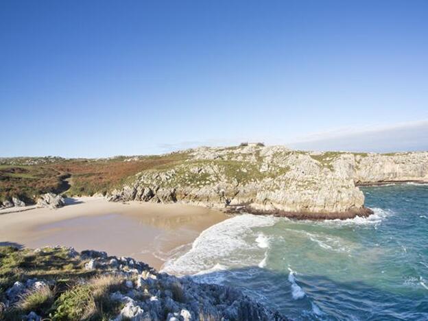 Playa de San Antonio, en Llanes (Asturias)