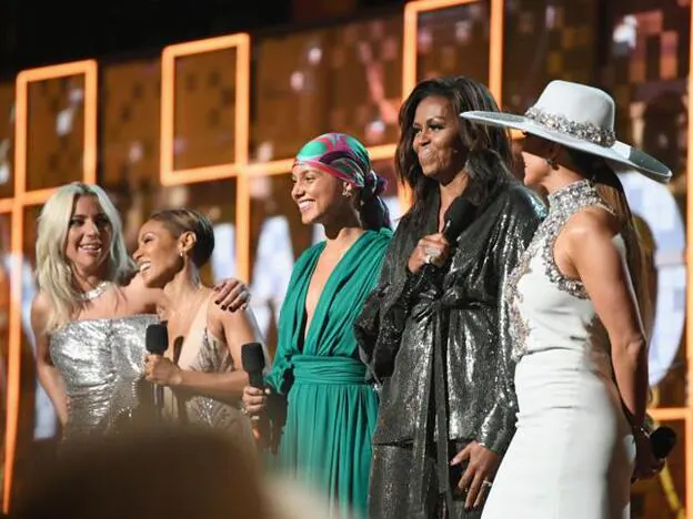La nómina de 'celebrities' admiradoras de Michelle Obama es eterna. Aquí la vemos en la entrega de los premios Grammy 2019 con Lady Gaga, Jada Pinkett, Alicia Keys y JLo.
