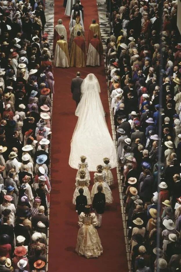 kiwi travesura Destello Los detalles más sorprendentes que escondía el vestido de novia de Lady Di  | Mujer Hoy