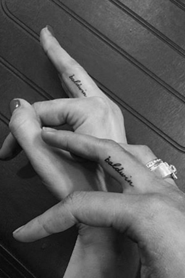 Otro detalle escondido de las manos de Hailey Bieber: su apellido tatuado.