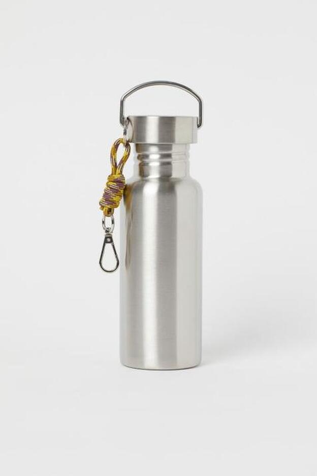 El accesorio que jamás pensaste llevar: una botella metálica, de H&M.