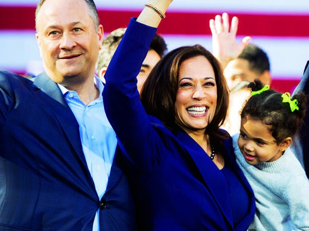 Kamala junto a su marido, Douglas Emhof, y su sobrina de dos años, en el lanzamiento de su campaña, en enero de 2019.