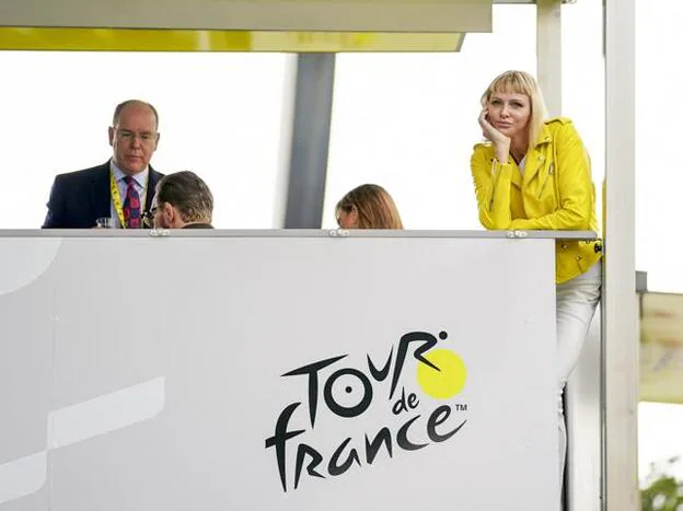 Charlene de Mónaco, muy entetenida durante el Tour de Francia.