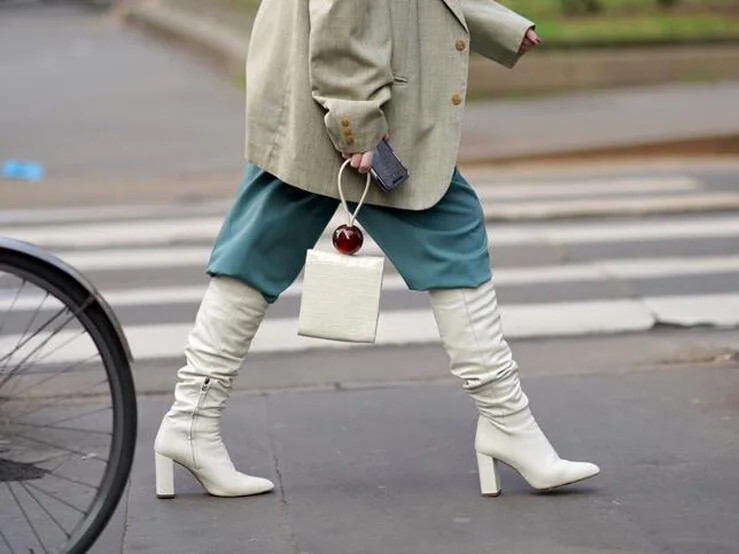 Fotos: Botas y botines blancos que estilizan, pura tendencia y elevan looks de entretiempo a otro nivel | Mujer Hoy