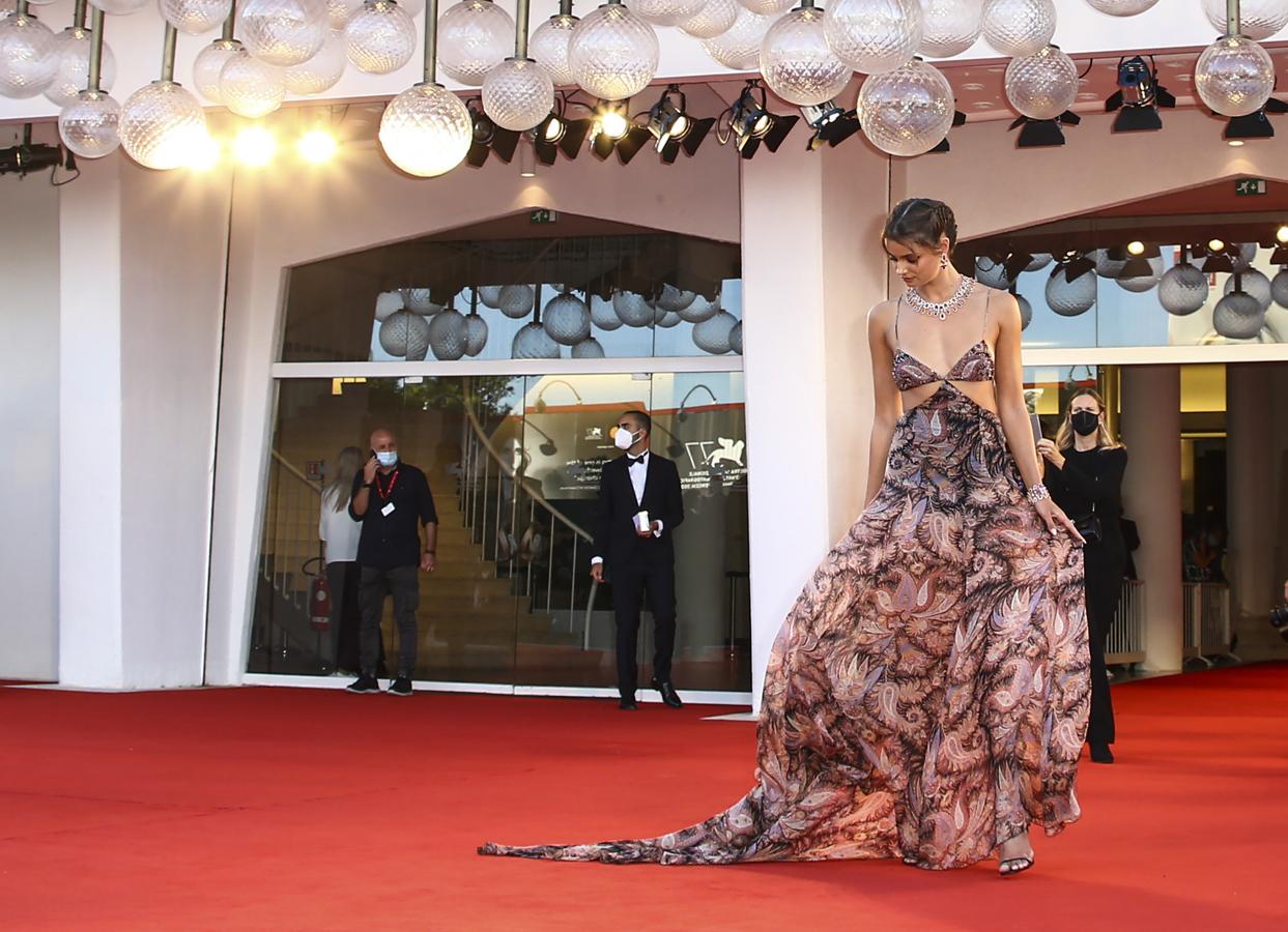 Taylor Hill en la alfombra roja de la gala inaugural del Festival de Venecia