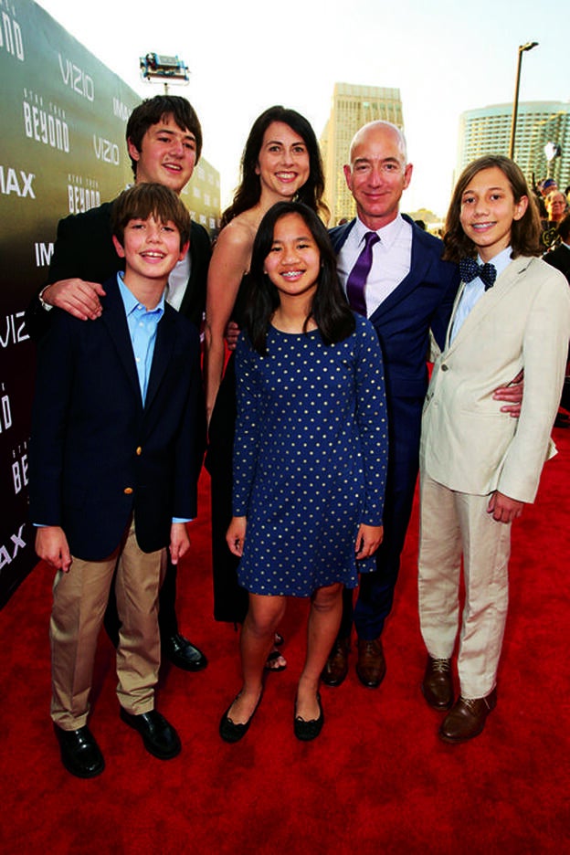 Jeff Bezos y MacKenzie Bezos junto a sus cuatro hijos.