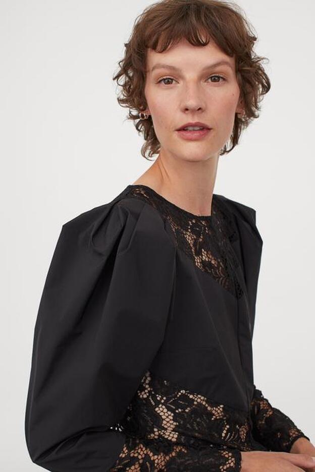 Este vestido negro de la colección de H&M está agotado porque parece de lujo pero solo 20 euros y sienta de maravilla |
