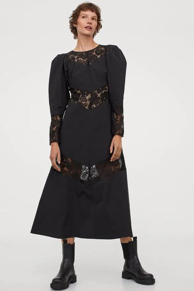 Vestido negro de corte midi con ribete de encaje de la nueva colección de H&M. (19,99 euros).